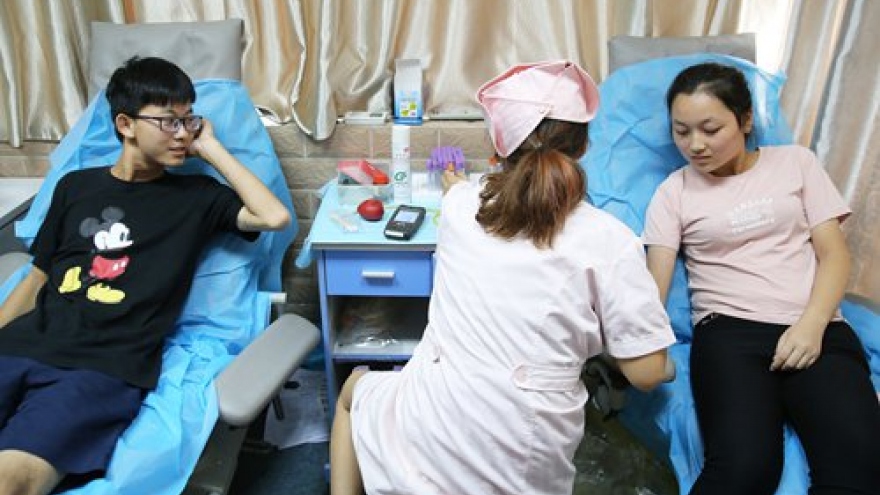 Bệnh đường hô hấp gia tăng ở Trung Quốc, lượng máu dự trữ khan hiếm ở nhiều nơi